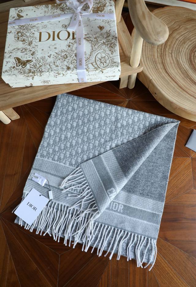 Cd字母双面羊绒围巾 双面升级版 经典三色 双面色织羊绒材料 经典标志Logo 两面字体都是正的 绝非一般仿版 手感柔软细腻 高密度机器 绝对的上等货品 原版开