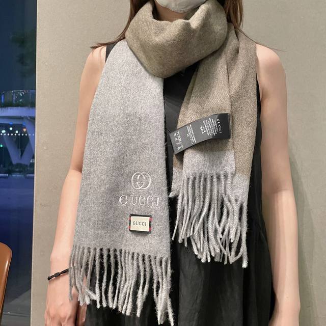 爆款到货古奇经典男女通用围巾柔和舒适的围巾带来今季最温暖贴心呵护最顶级的品质羊绒线织出漂亮精致的纹理，大方实用，舒适保暖，顶级材质！非常完美！无论什么年龄段，拥