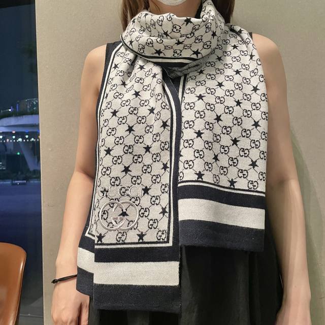 爆款上 G家独家牛货 Gg针织蜜蜂 高端品质针织拼接围巾这种精品是市场上及其少见的，Gg元素针织毛线真是超极高端货只有这种大品牌才会拥有每色都是大爱，卖一条少一