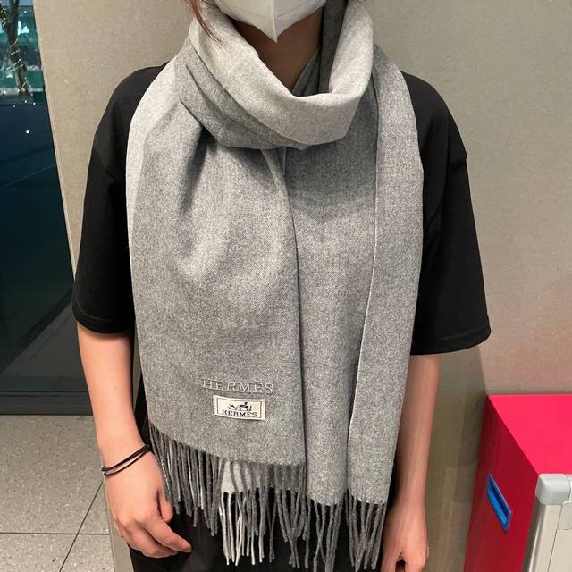 爱马仕同款围巾且买且珍惜羊绒款~都是出口订单所以比较难遇东西讲究少而精好看的一定要收这款H家围巾，款式很有男女性魅力非常Classical的设计，经典大方面料采