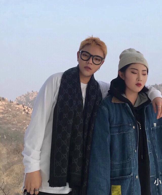 古奇 双G提花双面 款式经典，男女都可以 大方时髦，不过时，随便什么时候拿出来戴都好看。Gucci这款限量经典元素的新款披肩真的超重磅高端围巾提升气质的时尚力量