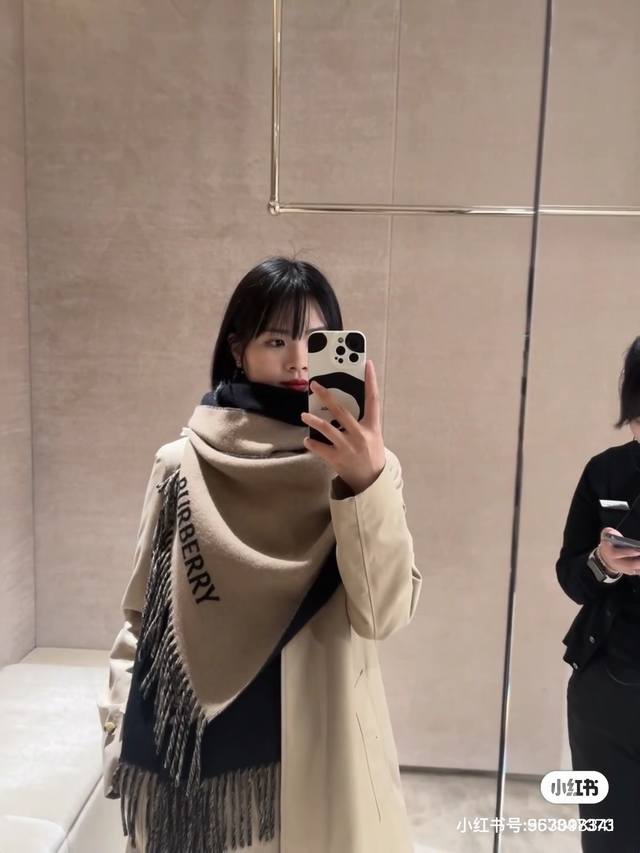 Burberry 巴宝莉新款双面羊绒围巾今年的B家真的是高端Level，重磅极品妥妥的家属福利我们的品质真的绝了，还是之前那个牛逼的渠道，唯一缺点就是数量少的可