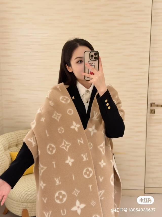 Reykjavik 2.0 围巾为柔软山羊绒标注 Monogram 花卉和 Lv 字母，其间点缀品牌名称的单一字母，以摩登风姿焕新经典。加长设计适宜环绕颈部，亦