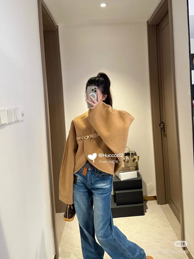 Lv 斗篷 双面提花羊绒披肩｜奢雅双色，自在型格 以珍稀羊绒织就匠心。这款双面提花斗篷披肩，两种配色，纯净无瑕的暖白，沉稳高级的驼色。双面皆可佩戴，成就两种优雅