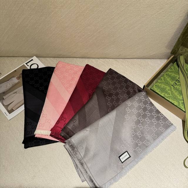 Guccl 贝儿款～ 最值得入手的经典款# 字母提花双色披肩 黑灰 Size ：140X140Cm 成份 ：80%羊毛 20%真丝 双G图案深浅双色拼接、精致小