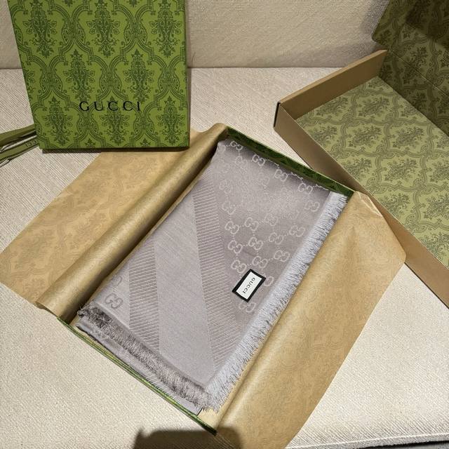 Guccl 贝儿款～ 最值得入手的经典款# 字母提花双色披肩 黑灰 Size ：140X140Cm 成份 ：80%羊毛 20%真丝 双G图案深浅双色拼接、精致小