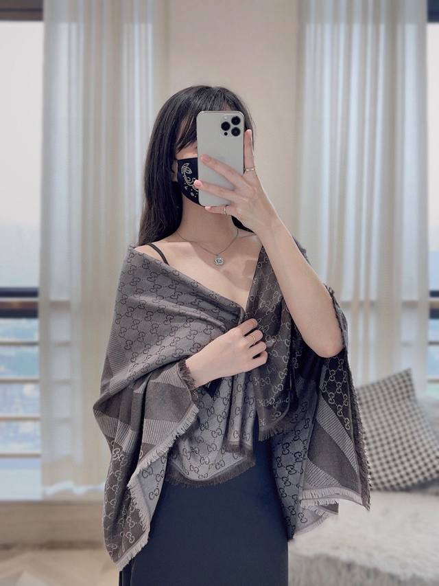 Guccl 贝儿款～ 最值得入手的经典款# 字母提花双色披肩 黑灰 Size ：140X140Cm 成份 ：80%羊毛 20%真丝 双G图案深浅双色拼接、精致小