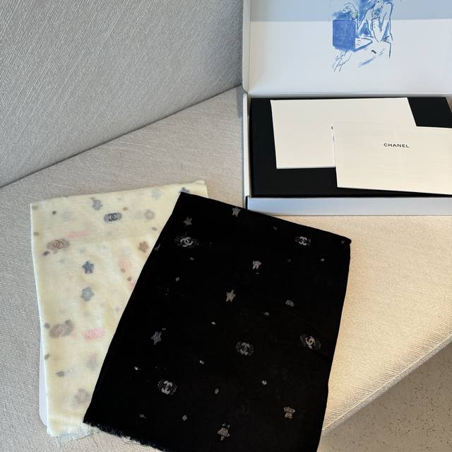 Chanel最新款无法抵抗的星空系列 去专柜看见就爱上.Chanel这种羊绒围巾真的是又好看又实用 最重要是百搭 特别好打理小小的标志性Logo，特别的中间穿插