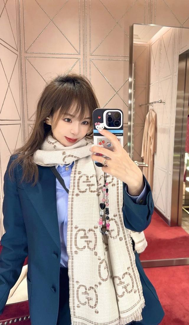 高版本最新色出货啦G家风格字母 面料：羊毛，尺寸：47* 羊毛真丝围巾，装饰超大造型设计Gg图案。于1970年代首次使用的Gg标识，由始于1930年代的早期Gu