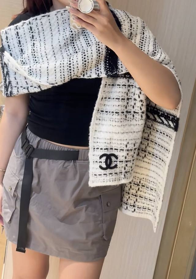 高版本Chanel 新款 黑白撞色 高端香粉欢喜时刻，高级手作工艺.牛逼的大C，实物高级到不行 温暖过冬 简直气质惨了 非常柔软舒服，满满的质感和气质！！！不费