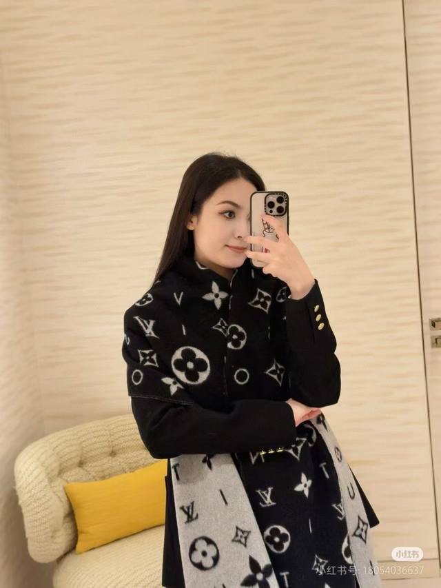 Reykjavik 2.0 围巾为柔软山羊绒标注 Monogram 花卉和 Lv 字母，其间点缀品牌名称的单一字母，以摩登风姿焕新经典。加长设计适宜环绕颈部，亦