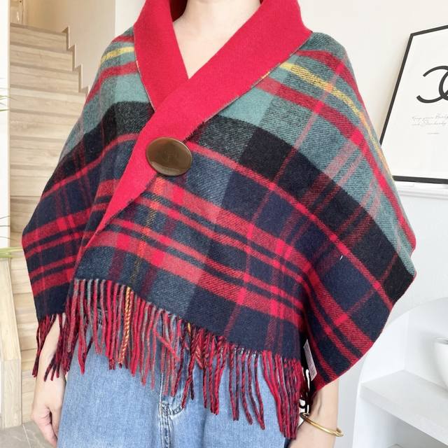 Vivienne西太后 可披肩可围巾终于来啦，性价比爆棚的原单西太后土星双色羊毛围巾温暖又百搭。秋冬羊毛斗篷必选单品，一份钱享受双份的快乐颜值还这么高大大的土星