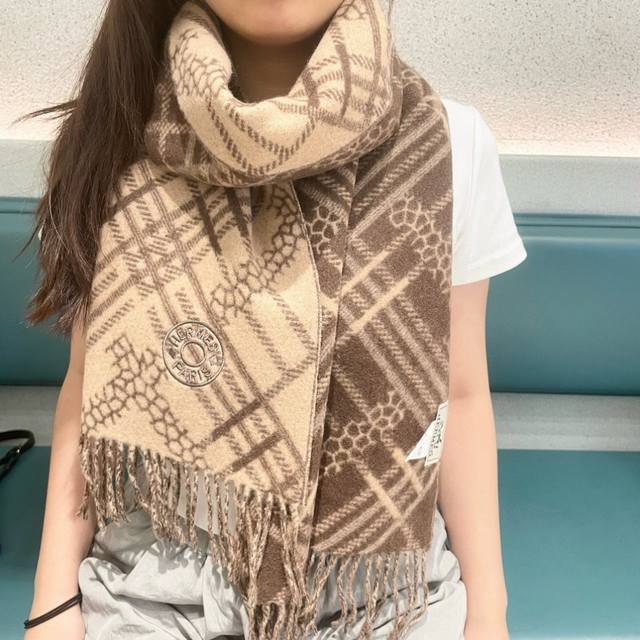 上新2025爱马仕男女款围巾且买且珍惜~都是出口订单所以比较难遇东西讲究少而精好看的一定要收这款H家女士围巾，款式很有女性魅力是男女款里非常Classical的