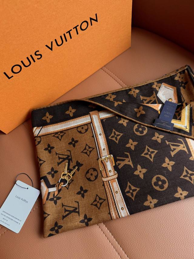 上新My Neverfull 140丝毛方巾 驴家 140顶级丝毛双面同色 本款丝毛材质Monogram图案为背景，再以印花描绘皮革饰带 金属链条和挂锁等品牌经