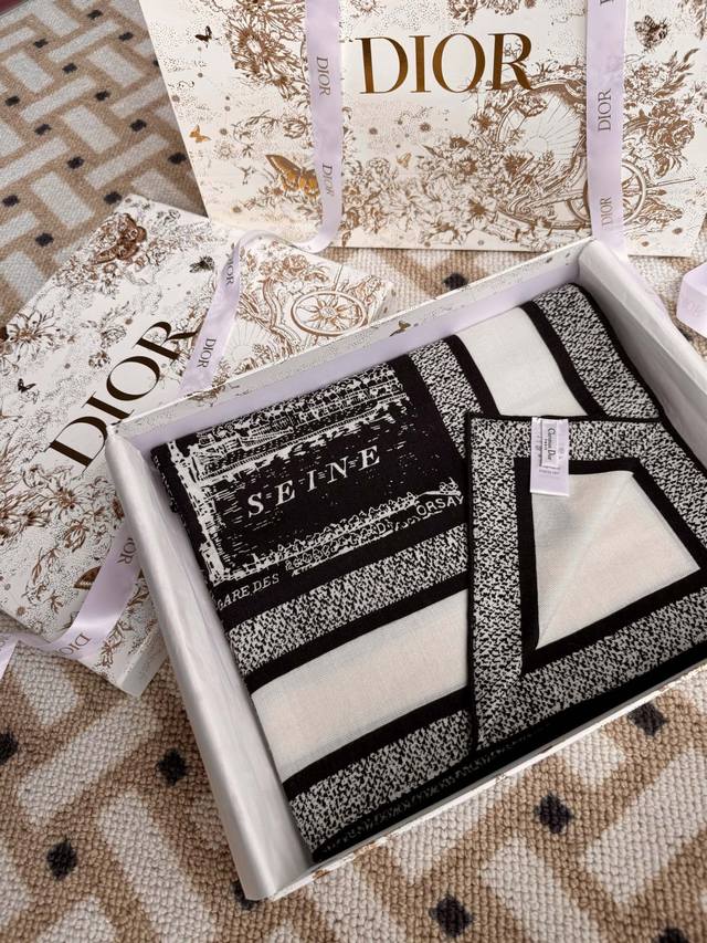 上新Dior 巴黎地图 双面同色丝绒方巾披肩 Plan De Paris 巴黎地图 这款方巾饰以本季经典的 Plan De Paris 印花，该 图案从 Dio