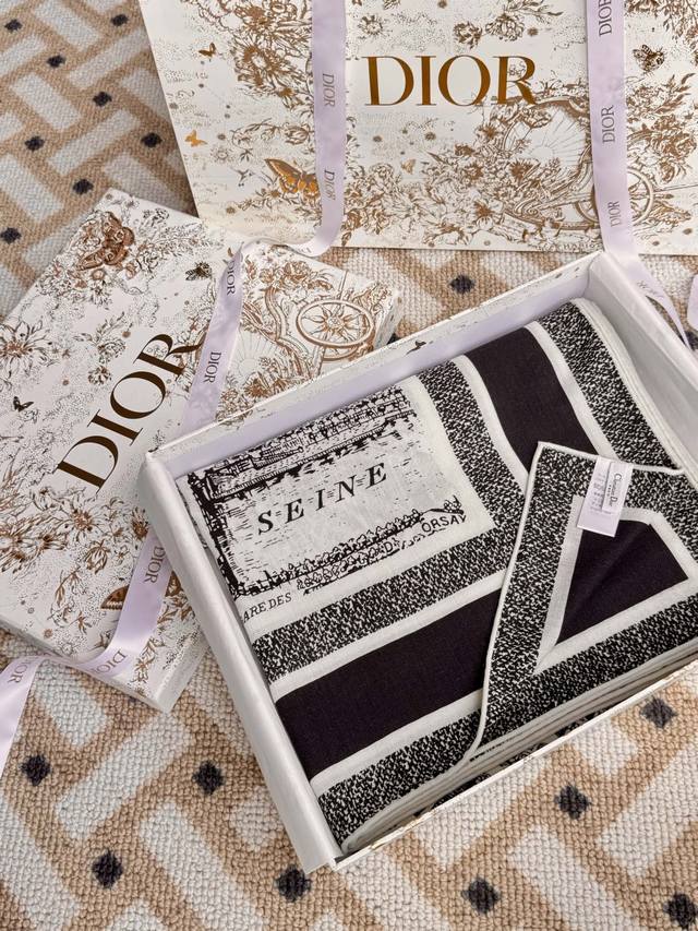 上新Chanel ~25P秋冬新品～ 140顶级丝毛双面同色 各种饰品组合图案完全诠释 适合各种场合搭配使用 黑白两色经典优雅 真的绝绝子～强推 成份：30%桑