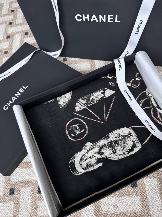 上新Chanel ~25P秋冬新品～ 140顶级丝毛双面同色 各种饰品组合图案完全诠释 适合各种场合搭配使用 黑白两色经典优雅 真的绝绝子～强推 成份：30%桑