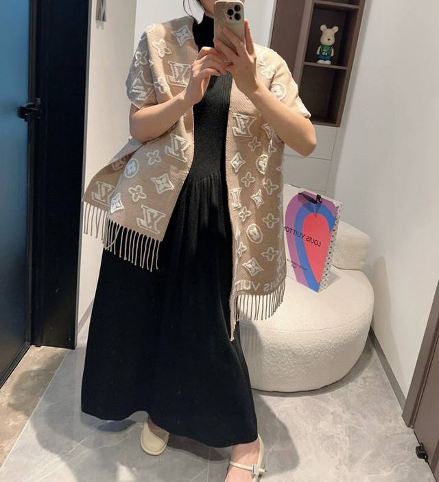 3D浮雕工艺 新 最新专柜同步上新 立体浮雕Logo 超级拉风 厚实蓬松 原版原标 上身效果很好看 不分男女 32* 左右规格 好打理 羊毛材料 同步专柜