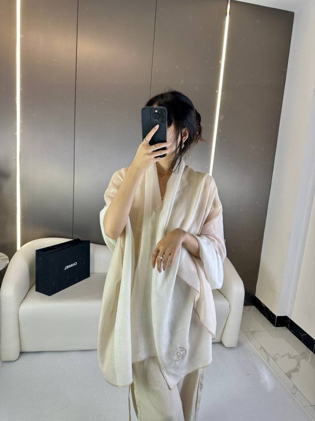 Chanel 新款到，重点推荐！！！高级舒适时髦气质。香奈儿这款触动内心的柔美围巾，无法模仿的颜色和气质！！！围巾光影下还会有非常漂亮的特殊波纹肌理！一般工厂P