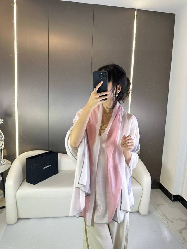 Chanel2025新款到，重点推荐！！！高级舒适时髦气质。香奈儿这款触动内心的柔美围巾，无法模仿的颜色和气质！！！围巾光影下还会有非常漂亮的特殊波纹肌理！一般
