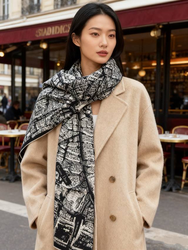 Dior 巴黎地图 140*140 双面同色丝绒方巾Lan De 价Aris 巴黎地图 这款方巾饰以本季经典的 价Lan De 价Aris 印花，该 图案从 D