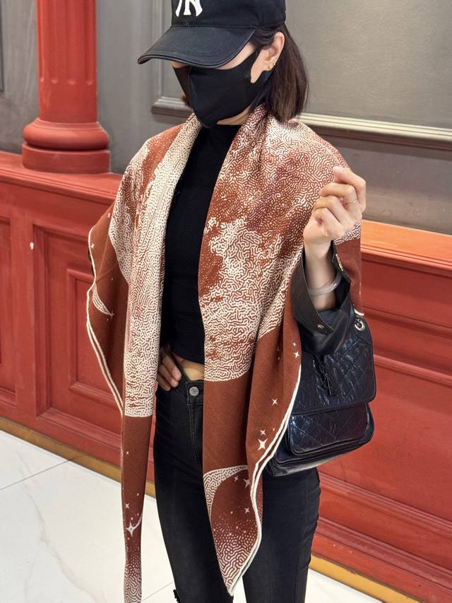 Hermes爱马仕新款 月光飞马Clair De Lune羊绒和真丝披肩，手工卷边 70%羊绒，30%真丝 。140×140Cm 含卷边 这款披肩采用我们标志性