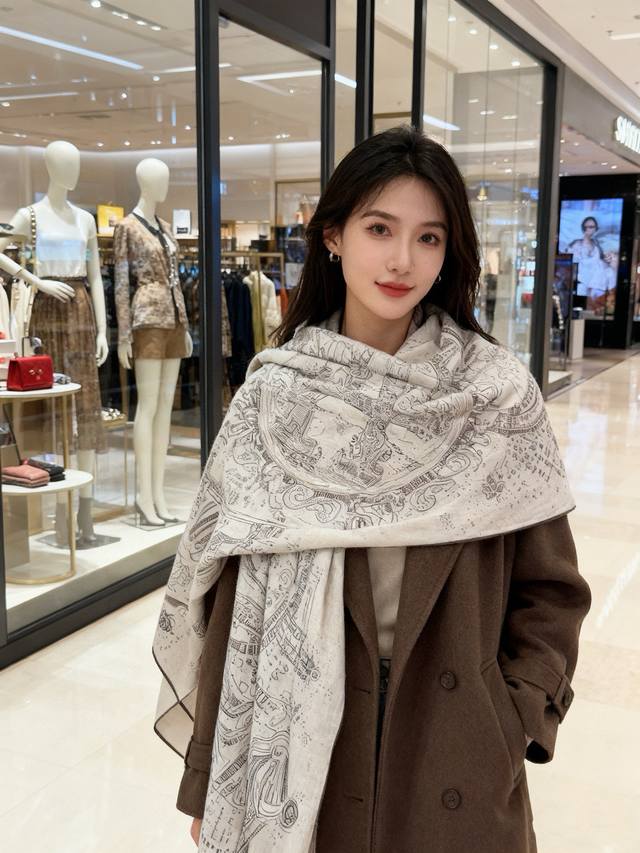 正在接通中”140方巾～Hermes 手工卷边丝绒方巾 30%桑蚕丝70%羊绒 这款爱马仕的经典单品展现强大而迷人的女性魅力精髓。此140方巾推陈出新，诠释无限