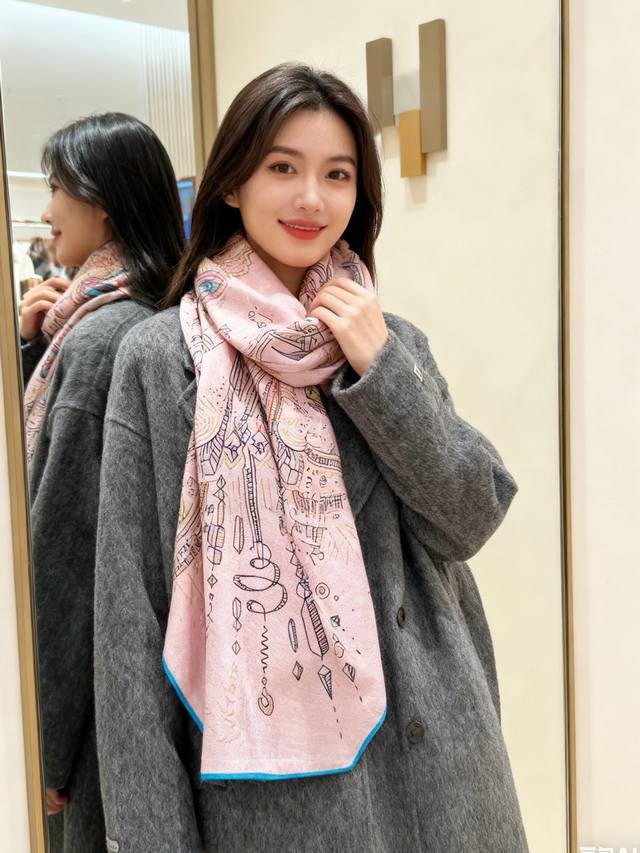 正在接通中”140方巾～Hermes 手工卷边丝绒方巾 30%桑蚕丝70%羊绒 这款爱马仕的经典单品展现强大而迷人的女性魅力精髓。此140方巾推陈出新，诠释无限