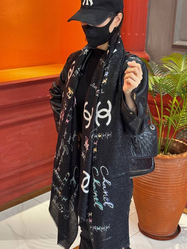 上新 会发光发亮的围巾 新款客供银线羊绒面料长巾 美翻了[流泪] 手绘Logo银线长巾 御用殿堂级极新款专柜在售 纯羊绒亮片独特设计风格加上富有香家经典Logo