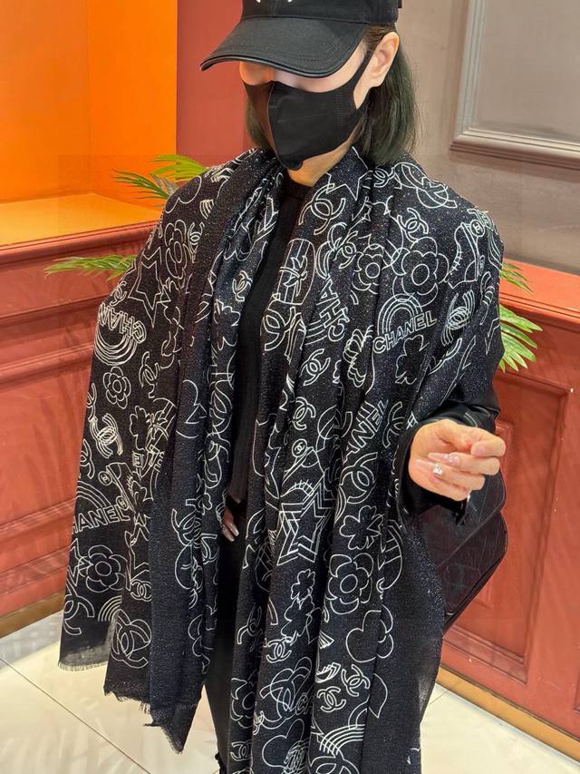 上新 会发光发亮的围巾 新款客供银线羊绒面料长巾 美翻了[流泪] 小香银线图标 ，御用殿堂级极品新款专柜在售 纯羊绒亮片独特设计风格加上富有香家本季特色拼接图案