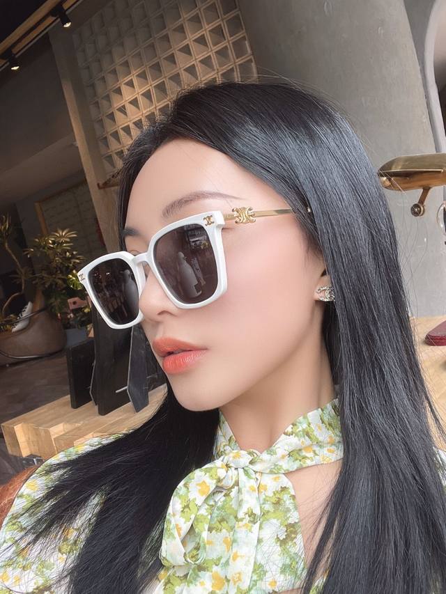 Celine 赛琳 小红书爆款 徽标巧妙的金属装饰 简单的框型 随手一戴 尽显潮流高贵与奢华 6色