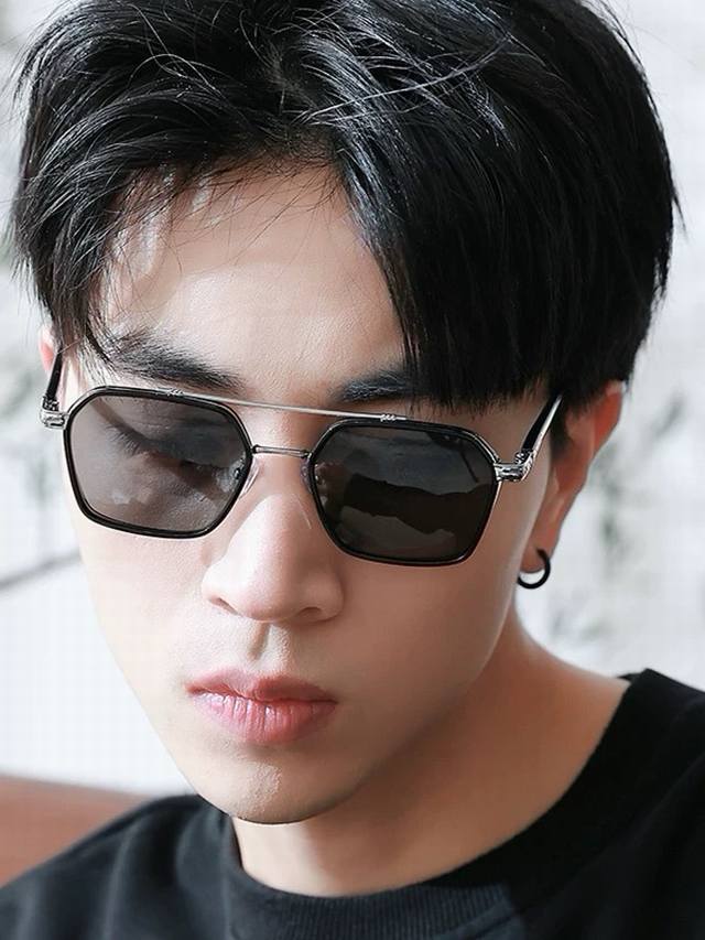 Maybach迈巴赫年度最牛硬货 官网经典蛤蟆款 极力推荐款选用定制进口板料双色拼腿 采用K金真空电镀金灿灿五金配件，一流工艺，真正的奢侈品中的极品，质感显得更