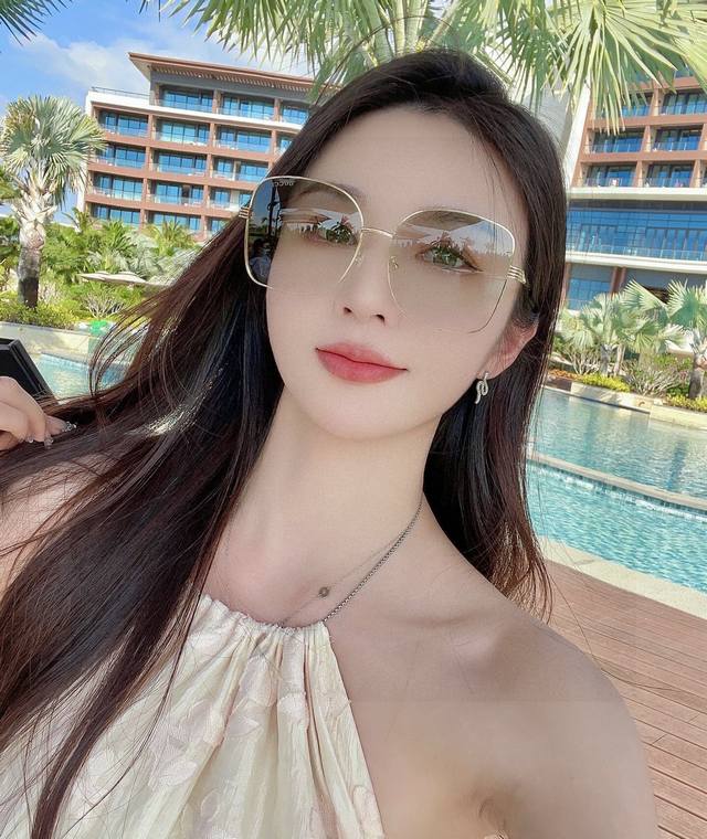 Gucci 2025开春新款 最新款方框太阳镜 各路网红纷纷带起气场满分 俏皮甜美.上脸效果更佳.金属质感超好 型号：G22201