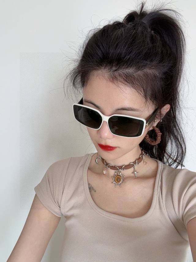 新品Chanel 香奈儿太阳镜以独特魅力和前卫风格诠释春夏最新眼镜，质感超好佩带舒适 型号：Ch3551