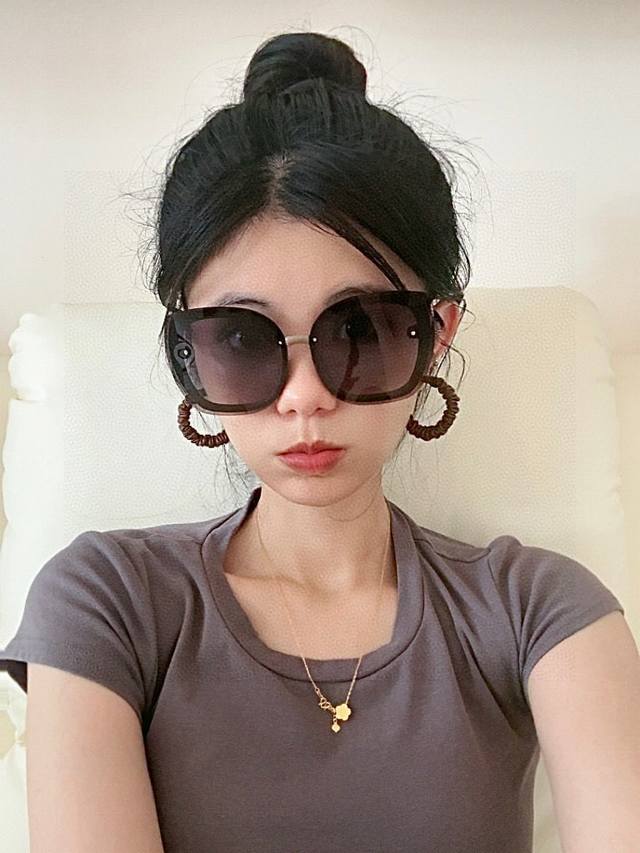 Chanel 香奈儿 2025新款山茶花潮流爆款 时尚圆框高清偏光太阳镜 佩戴舒适 网红潮款墨镜 型号：Ch6200