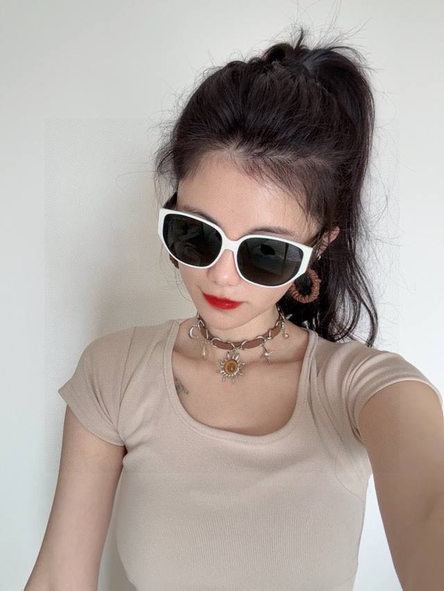 Lv 2025新款女士方框太阳眼镜 开车墨镜 新款太阳镜 时尚大方 舒适轻盈 精致奢华 超轻 型号：L2133