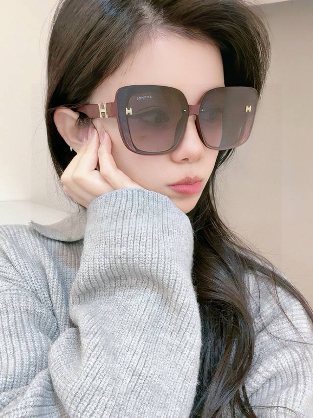 爱马仕 经典的方框设计，不挑脸型，无论搭配大衣还是连衣裙都非常显气质镜片预防紫外线 型号：H1303