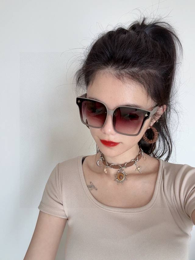 Lv 2025新款女士方框太阳眼镜 开车墨镜 新款太阳镜 时尚大方 舒适轻盈 精致奢华 超轻 型号：L2132