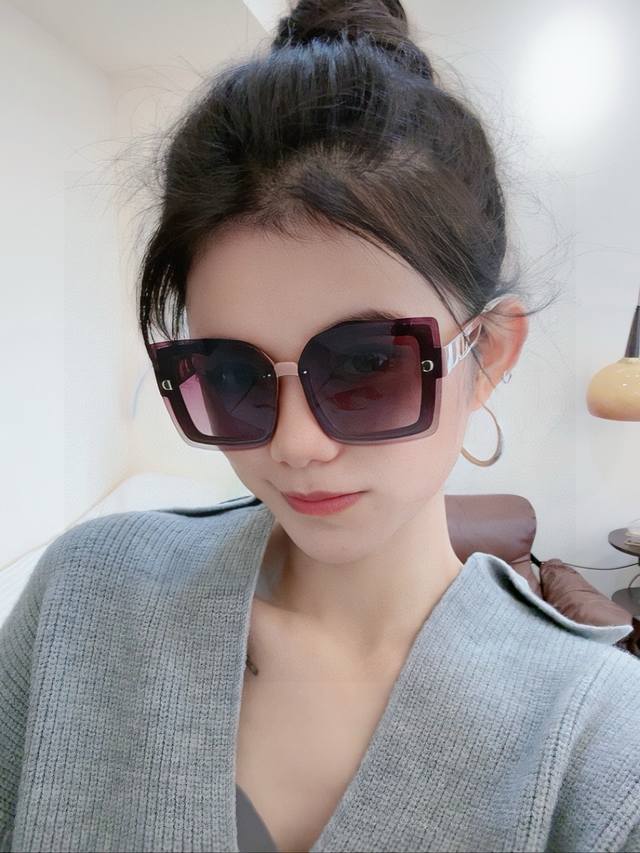 Dior2025新款偏光太阳镜 款式多 。经典的方框设计，不挑脸型，无论搭配大衣还是连衣裙都非常显气质 偏光镜片预防紫外线配 型号Cd1210