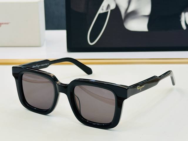 菲拉家 全新设计 Sf1021 Size：48口23-145悠闲 每付都精心制作 非常独特 C标志镜腿 太阳镜