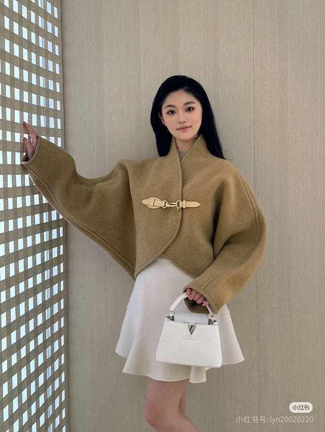 L蝙蝠袖斗篷 老钱风设计 厚重粗矿针织立领斗篷 蝙蝠袖设计 显瘦 原版金属扣 高端大气 衣长55袖长55 100%羊绒