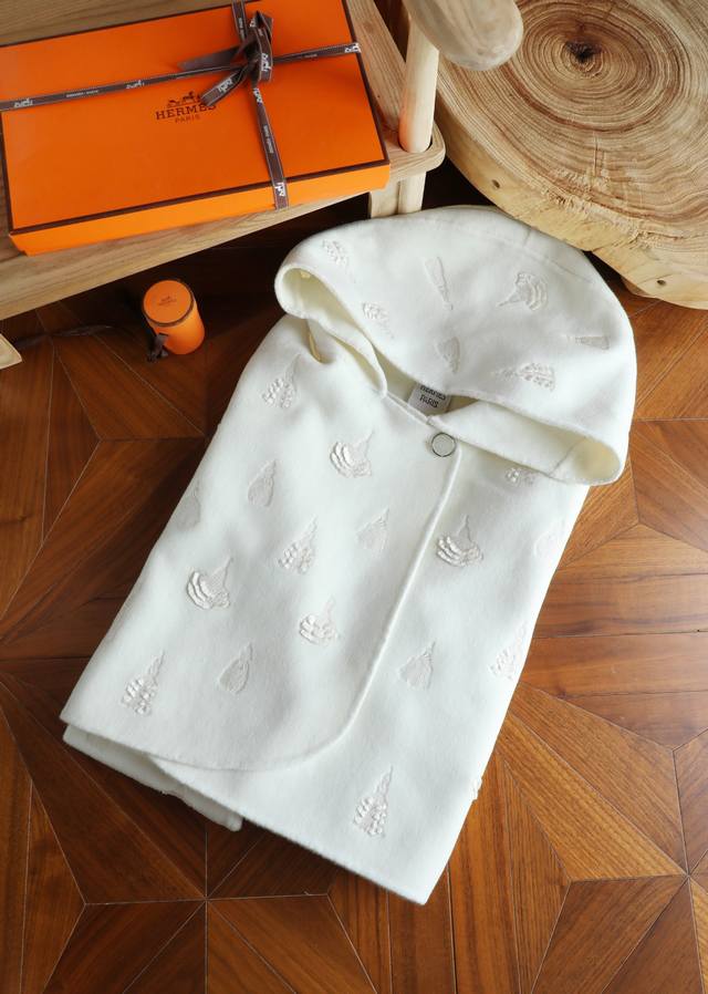 H立体刺绣连帽斗篷 3D 立体刺绣 精致的不行 双面羊绒呢子面料 连帽款休闲好搭配 显年轻 有活力 质地真的超级好 实物远比图片高档 强推款 100%羊绒 衣长