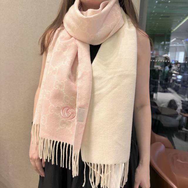 代购级别！最新双面渐变两用围巾，Gg标识作为Gucci颇具代表性的传统精髓，始终与系列密不可分，以饱含新意的现代方式推陈出新，呈现不同凡响的层次、风格和设计。这