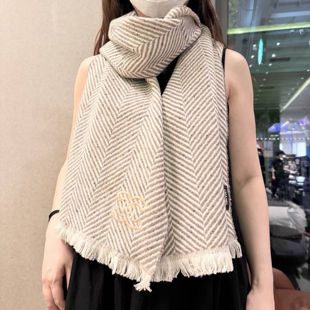 新款 搭配利器 香奈儿系列货 专供Vip 产品 顶级苏格兰进口绵羊毛 纹路织法使围巾赋有弹性且柔软亲肤 无比的高贵优雅 知性的款式 简洁大气的设计 绝对的不是花