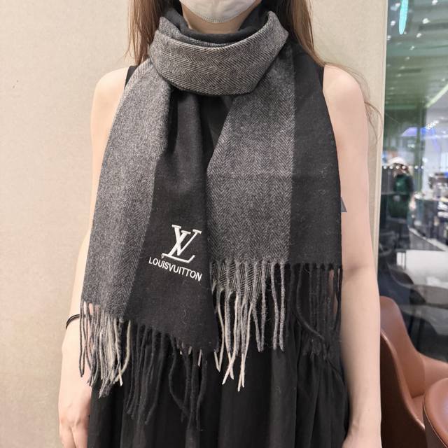 Lv款式很有男性魅力，经典大方面料采用的是客供纯羊绒，细腻柔软度都非常的好，非常漂亮。上身效果无敌好看大气简约，超级好看的男女神配色，任何男女生都会喜欢的款吧，
