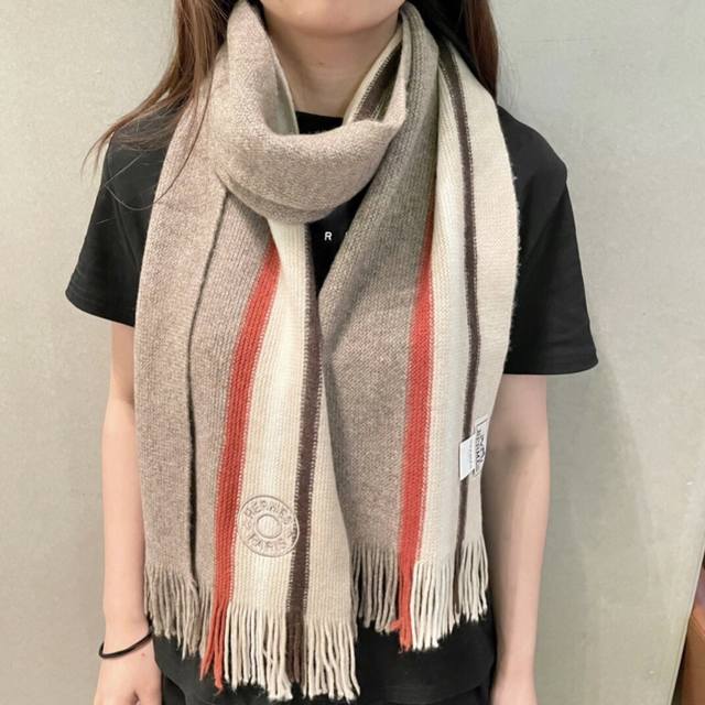 上新爱马仕男女款围巾且买且珍惜~都是出口订单所以比较难遇东西讲究少而精好看的一定要收这款H家女士围巾，款式很有女性魅力是男女款里非常Classical的设计，经