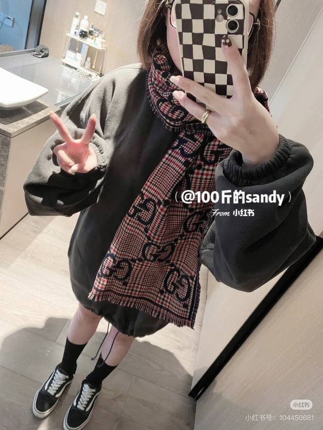 货专柜同步 双G提花双面披肩 款式经典，大方时髦，不过时，随便什么时候拿出来戴都好看。靓男靓女都可以用，Guci这款限量经典元素的新款披肩真的超重磅高端围巾提升