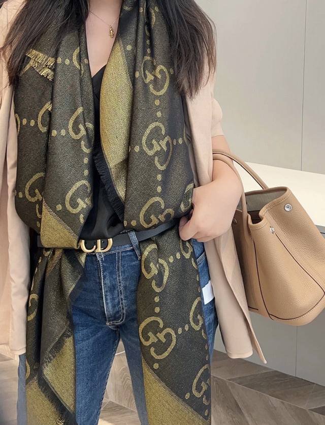 Gg金线提花披肩140 方巾，璀璨至极，女神必备的，实物真的美得太闪耀了，品质极好款式经典，大方时髦，不过时，随便什么时候拿出来戴都好看。Gucci这款限量经典