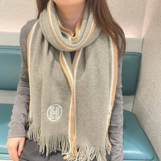 上新2025爱马仕男女款围巾且买且珍惜~都是出口订单所以比较难遇东西讲究少而精好看的一定要收这款H家女士围巾，款式很有女性魅力是男女款里非常Classical的