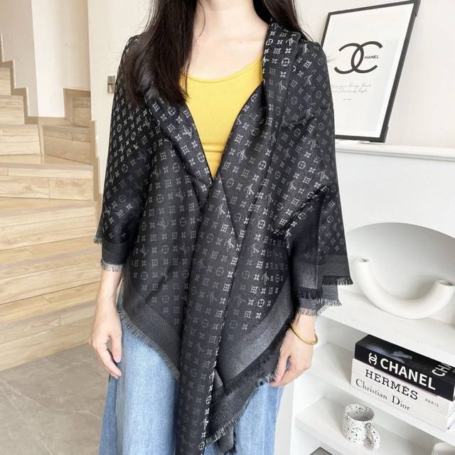 方巾 Lv披肩经典金丝搭配丝毛混纺的华美质感，与成衣和配饰系列单品搭配相宜。 尺寸：140 X 140Cm 面料： 57%羊毛，43%真丝